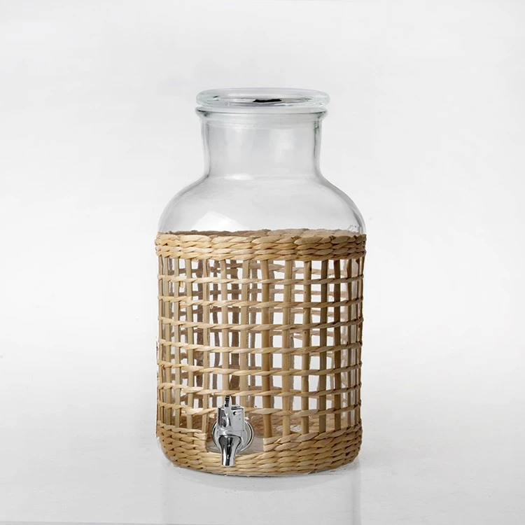 glass water pitcher with spout (2)