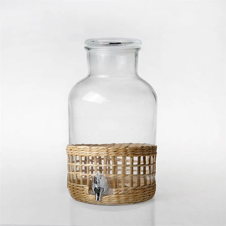 glass water pitcher with spout (3)